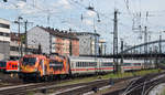 182 572 bespannte am 12.06.17 den IC 2082 von München nach Hamburg. Feurig erreicht sie hier den Würzburger Hbf.