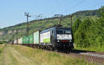 Mit einem Containerzug am Haken rollte die für TX fahrende 189 287 am 14.06.17 durch Thüngersheim Richtung Würzburg.