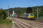 193 554 von TX Logistik mit einem Containerzug in Wernstein am Inn, aufgenommen am 23.