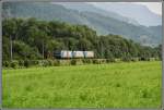 Drei 185er der TXL fahren als Lokzug vom Brenner nach Kufstein. Aufgenommen bei Stans b.Schwaz am 17.06.05