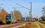 Die TX Logistik 193 252 fährt in Langenisarhofen mit einem LKW Walter Sattelaufliegerzug vorüber.Bild 22.11.2017  