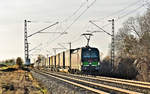 Im abendlichen Gegenlicht fährt die Tx Logistik 193 275 in Langenisarhofen mit einem LKW Walter Sattelaufliegerzug vorüber.Bild 6.1.2017