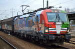 Gerade bei grauem dunklen Wetter immer ein Genuss, dieser Farbtupfer, die MRCE Vectron X4 E - 640/193 640-0  CONNECTED BY RAIL  von TXL mit dem Papierzug Richtung Rostock am 17.02.18 Bf. Flughafen Berlin-Schönefeld. 