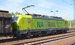 TXL - TX Logistik AG mit der Alpha Trains Vectron   193 559  [NVR-Nummer: 91 80 6193 559-2 D-ATLU]  NATURAIL  und Ganzzug Schiebewandwagen am 30.04.19 Durchfahrt Bf.