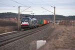 ES64 U2-012 von MRCE/TXL mit einem Containerzug bei Mitteldachstetten Richtung Würzburg, 23.02.2019