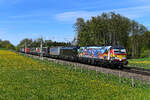 Am Nachmittag des 08. Mai 2021 konnten 193 640 und 668 vor dem DGS 43155 von Köln Eifeltor nach Verona Q.E. am Bahnübergang bei Vogl aufgenommen werden. Die farbenfrohe  connected by rail  Werbelok ist mir bereits oft passabel vor die Linse gefahren, bei anderen bunten Maschinen warte ich immer noch auf eine gute Gelegenheit. 