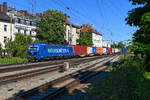 Mit dem DGS 43164 von Wolfurt nach Hamburg Dradenau werden Dosen eines bekannten Energy-Drinks für den Export in die ganze Welt transportiert.