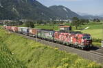 Die 193 555  Offroad  von TXL und eine weitere 193 von ELL auf der Inntalstrecke kurz nach Kufstein, nahe der Ortschaft Langkampfen in Richtung Brenner.