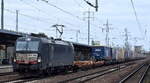 TX Logistik AG, Troisdorf [D] mit der MRCE Vectron  X4 E - 858  [NVR-Nummer: 91 80 6193 858-8 D-DISPO] und einem KLV-Zug aus Rostock Seehafen am 22.02.23 Durchfahrt Bahnhof Flughafen BER Terminal 5