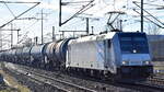 TX Logistik AG, Bad Honnef [D] mit der Railpool Lok  185 697-0  [NVR-Nummer: 91 80 6185 697-0 D-Rpool] und einem Kesselwagenzug am 01.03.23 Durchfahrt Bahnhof Flughafen BER Terminal 5