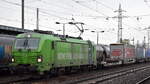 TX Logistik AG, Bad Honnef [D] mit der Railpool Vectron  193 996-6  [NVR-Nummer: 91 80 6193 996-6 D-Rpool] und KLV-Zug aus dem Rostocker Seehafen kommend am 20.12.23 Durchfahrt Bahnhof Schönefeld