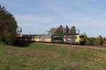 193 554 und 193 879 waren mit einem Autozug am 6. April 2024 bei Fahlenbach auf dem Weg nach München.