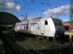 185 540-2 der TX Logistik AG mit Werbung fr die EC Kassel Huskies steht am 19.10.2007 mit einem leeren Autozug in Bremen Hbf.