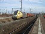 ES 64 U2-011 von TXl mit dem Mllzug DGS 44195 der mit 8 Stndiger Versptung am 26.1.2008 durch Gttingen fhrt