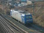 185 511 der TX-Logistik steht am 05.02.08 im Bitterfelder Bahnhofsvorfeld abgestellt. Glcklicherweise stand sie direkt an der Straenbrcke.