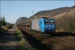 185 510 bringt den DGS 91993  SCANIA-EXPRESS , beladen mit  Standardtypen , von Neuss Gbf nach Schwertberg bei Leutesdorf/Rhein Richtung Sden.