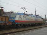 Die 185 518 von TX Logistik am 02.02.2008 bei der Durchfahrt in Rosenheim.