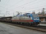 Die 185 518 von TX Logistik am 02.02.2008 mit einem Stahlzug bei der Durchfahrt in Rosenheim.