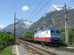 Die Rostock Port Lok 185 513 (TX Logistik) schiebt einen Gterzug nach.