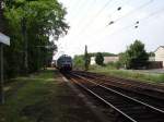 Eine BR 185 der TX Logistik  mit einen Schotterzug in Maintal Ost.