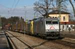 185 537 und 182 512 mit dem Transped KLV Zug am 17.01.2009 in Aling.