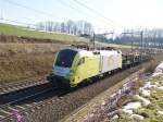 ES 64 U2-098 mit einem leeren Autotransporter am 8.2.05 kurz vor der Reussbrcke zwischen Rotkreuz und Oberrti