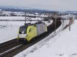 ES 64 U2 - 098 berquert mit einem ziemlich kurzen Gterzug, am 16.2.05 die Reussbrcke zwischen Oberrti und Rotkreuz