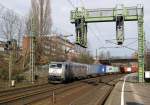 Die schne 185 540-2 der TX Logistik mit ihrer Werbung fr die Kassel Huskies durchfhrt am 31.03.09 mit einem Containerzug aus dem Hamburger Hafen Hamburg-Harburg Richtung Sden.