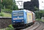 Die 185 518-8 der TX Logistik durchfhrt Erpel in Schrglage am 16.07.2009