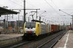 189 996 (TX Logistik) mit einem Containerzug (vermutlich DGS 43814 Pomezia – Bnen) am 21.03.2010 in Mnchen Ost.