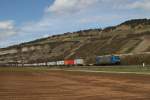 185 514 mit einem Containerzug am 31.03.2010 bei Thngersheim im Maintal.