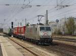 Die 185 531 von TXL am 18.04.2010 mit einem KLV-Zug bei der Durchfahrt am Heimeranplatz (Mnchen).