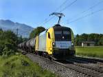 Die ES 64 U2-012 von TXL am 05.06.2010 mit einem Kesselwagenzug unterwegs bei Niederaudorf.