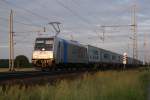 185 697-0 der TX Logistik mit einem Containerzug am 14.06.2010 bei Dedensen/Gmmer.