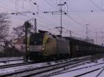 BR ES 64 U2-012 von TXL mit Autozug fhrt am 27.01.2010 durch Regensburg.