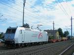 185 538-6(TXLOGISTIC)karrt einen Containerzug bei Marchtrenk Richtung Deutschland;100713