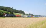 Ein weiterer Containerzug bespannt mit der  ES 64 U2-063 ist am 17.07.2010 in Schlsslberg  bei Grieskirchen durchgefahren