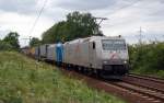 Zwei TX-Maschinen, mit 185 531 an der Spitze, ziehen am 14.08.10 einen Containerzug durch Ahlten Richtung Lehrte.