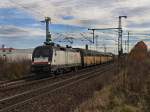 Die ES 64 U2-029 am 13.11.2010 mit einem Autozug bei der durchfahrt in Obertraubling.