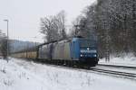 185 514 + 182 598 mit einem Autozug am 04.12.2010 in Aling.