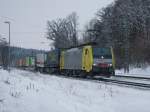 Die ES 64 F4-027 am 04.12.2010 mit einem KLV-Zug bei der Durchfahrt in Aling.