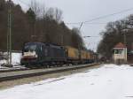 Die ES 64 U2-028 am 13.03.2010 mit einem KLV-Zug bei der Durchfahrt in Aling.