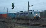 Am Abend des 11.01.2011 legte 185 540-2 vor der Haustr einen kurzen Signalhalt ein, bevor sie mit ihrem Containerzug die Fahrt in Richtung Sden fortsetzte.