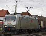 185 537-8 der TXL mit einem Containerzug in Fahrtrichtung Norden.