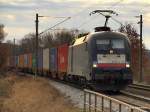 ES 64 U2-099 der TX Logistik poltert am 12.02.11 durch Hamburg-Moorburg mit einem Containerzug dem Hamburger Hafen entgegen.