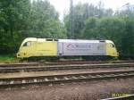 ES 64 U2-008 auf abwegen im Rheintal. Hier in Karlsruhe Gbf mit DGS 42072 im Juli 2005.