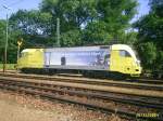 ES 64 U2-096 mit HVB Bankenwerbung in Karlsruhe Gbf im Sommer 2005, wartet hier auf die Ausfahrt in Richtung Mannheim mit DGS 42072.