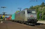 185 537-8 mit Containerzug in Fahrtrichtung Norden.