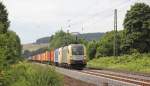 182 506 (ES 64 U2-006) und ein unbekannt gebliebener WLB Taurus in Doppeltraktion vor einem Containerzug in Fahrtrichtung Norden.