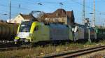 ES 64 U 006 von TX Logistik und eine BR 182 der WLB Cargo ziehen am 28.10.11 einen Containerzug durch Jena-Gschwitz Richtung Saalfeld (Saale)